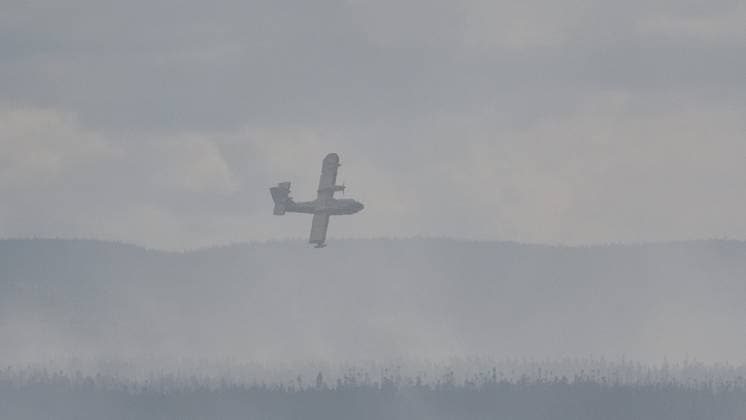 August 13, 2025, St. John s, Nl, Canada: A water bomber flies over a wildfire near St. John s, N.L., on Wednesday, Aug. 13, 2025. St. John s Canada  - ZUMAc35_ 20250813_zaf_c35_089 Copyright: xSarahxSmelliex