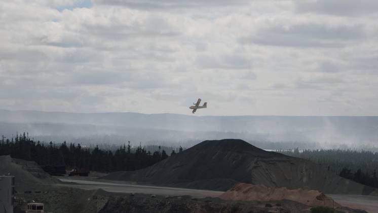 August 13, 2025, St. John s, Nl, Canada: A water bomber flies over a wildfire near St. John s, N.L., on Wednesday, Aug. 13, 2025. St. John s Canada  - ZUMAc35_ 20250813_zaf_c35_090 Copyright: xSarahxSmelliex