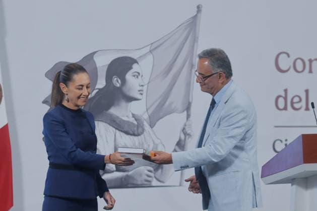 Mexico s President Claudia Sheinbaum, receives a book by Edmundo Antonio Gutio rrez, CEO of INNOVA Bienestar during a news conference at National Palace. on August 13, 2025 in Mexico City, Mexico. Mexico City Mexico - ZUMAe321 20250813_zia_e321_018 Copyright: xCarlosxSantiagox