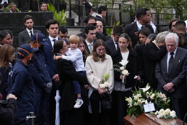 Colombia Bids Farewell to Slain Presidential Candidate Miguel Uribe BOGOTA, COLOMBIA - AUGUST 13: Maraa Claudia Tarazona, wife of slain Colombian presidential candidate Miguel Uribe, and her son Alejandro Uribe stand silently as they look at Turbay s coffin during the burial at Bogota’s Central Cemetery on August 13, 2025 in Bogota, Colombia. Juancho Torres Anadolu Bogota Colombia. Editorial use only. Please get in touch for any other usage.  Copyright: x2025xAnadoluxJuanchoxTorresx