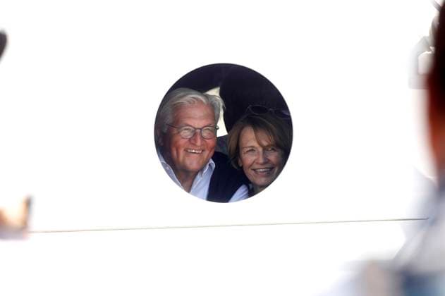 Frank-Walter Steinmeier mit Ehefrau Elke Büdenbender bei der Eröffnung der Sail Bremerhaven 2025 mit Begrüßungszeremoniell und Segeltörn auf der Gorch Fock , Besichtigung des Seenotrettungskreuzers Hermann Rudolf Meyer und Empfang auf der Fregatte Bayern . Bremerhaven, 13.08.2025 *** Frank Walter Steinmeier with his wife Elke Büdenbender at the opening of Sail Bremerhaven 2025 with welcoming ceremony and sailing trip on the Gorch Fock , tour of the rescue cruiser Hermann Rudolf Meyer and reception on the frigate Bayern Bremerhaven, 13 08 2025 Foto:xAgenturxWehnertx xGränzdörferx xFuturexImagex steinmeier_bremerhaven_5822