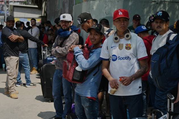 Mexican Labor Headed To US Agriculture Work Mexican laborers with work visas line up near the US-Mexico Border s San Ysidro Port of Entry in Tijuana, Mexico, on August 13, 2025. Tijuana BAJA CALIFORNIA Mexico  Copyright: xCarlosxMorenox originalFilename: moreno-mexicanl250813_npIbJ.jpg