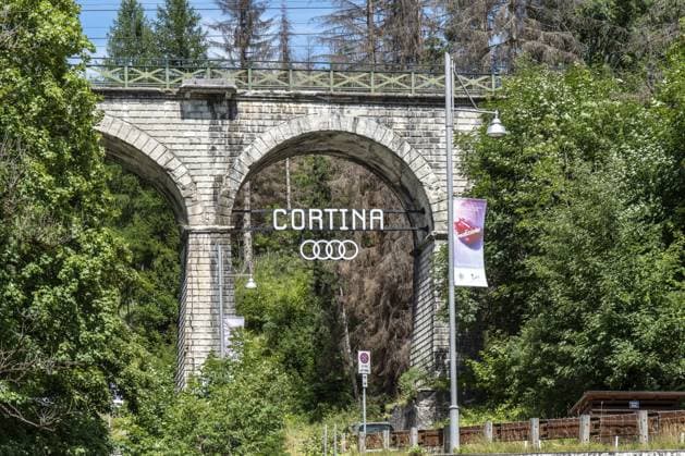 Steinviadukt mit Cortina-Schriftzug Stone viaduct with Cortina lettering Copyright: imageBROKER MichaelxClaushallman iblmcl14615196.jpg