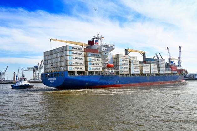 Containerschiff mit gestapelten Containern im Hamburger Hafen, Deutschland *** Container ship with stacked containers in the port of Hamburg, Germany ** NUR FUER REDAKTIONELLE ZWECKE ** EDITORIAL USE ONLY **