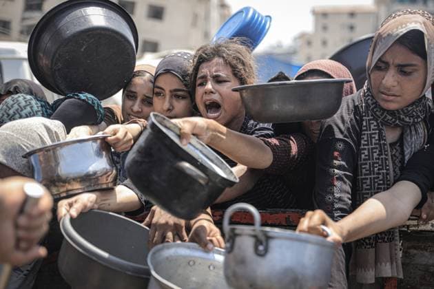Food distributed to Palestinians struggling with hunger in Gaza GAZA CITY, GAZA - AUGUST 14: Palestinians wait with pots in their hands as a charitable organization distributes food to Palestinians suffering food crisis under Israeli blockade in Gaza City, Gaza on August 14, 2025. Ahmed Jihad Ibrahim Al-arini Anadolu Gaza City Gaza. Editorial use only. Please get in touch for any other usage.  Copyright: x2025xAnadoluxAhmedxJihadxIbrahimxAl-arinix