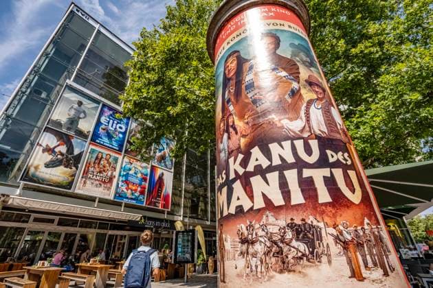 Das Kanu des Manitu, today cinema release of the new comedy by Bully Herbig, Royal Filmpalast am Goetheplatz, Munich, August 14, 2025 Germany, Munich, August 14, 2025, Das Kanu des Manitu, today cinema release of the new comedy by Bully Herbig, movie poster on the advertising pillar in front of the Royal Filmpalast, Kino am Goethepl
