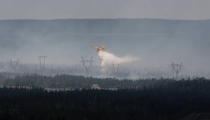 August 14, 2025, St. John s, Nl, CANADA: A water bomber provides a steady steam of water to assist crews on the ground at the Paddy s Pond wildfire, just outside St. John s, N.L., on Thursday, Aug. 14, 2025. St. John s CANADA  - ZUMAc35_ 20250814_zaf_c35_075 Copyright: xPaulxDalyx