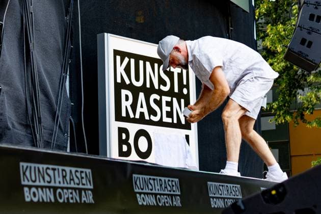 Das Bo auf dem Kunst!Rasen Bonn - 14.08.2025 Das Bo benennt kurzerhand den Kunst!Rasen Bonn in Kunst!Rasen BO um - Der Hamburger Rapper DAS BO (Mirko Alexander Bogojevic) mit DJ SCHMIDDLFINGA beim Live Auftritt auf der Kunst!Rasen Bühne - Der Kunst!Rasen in Bonn Gronau ist eine beliebte Sommer Open Air Konzertreihe am Rande der Rheinaue am Bonner Rheinufer. Bonn Gronau Nordrhein-Westfalen Deutschland *** Das Bo at the Kunst Rasen Bonn 14 08 2025 Das Bo renames the Kunst Rasen Bonn to Kunst Rasen BO The Hamburg rapper DAS BO Mirko Alexander Bogojevic with DJ SCHMIDDLFINGA performing live on the Kunst Rasen stage The Kunst Rasen in Bonn Gronau is a popular summer open-air concert series on the edge of the Rheinaue on the banks of the Rhine i Copyright: xBonn.digitalx