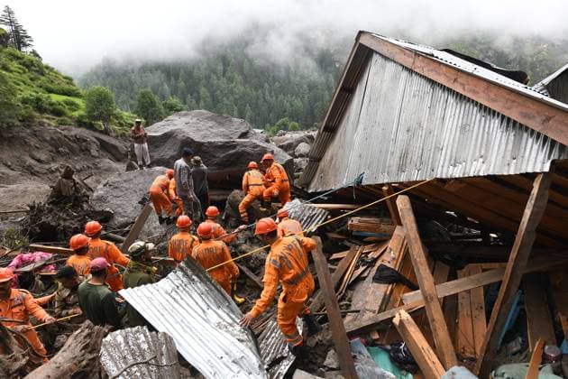 News Bilder des Tages August 15, 2025, Kishtwar, Jammu And Kashmir, India: NDRF team remove debris after cloudburst in J&K Kishtwar Kishtwar India - ZUMAz120 20250815_zip_z120_020 Copyright: xBasitxZargarx