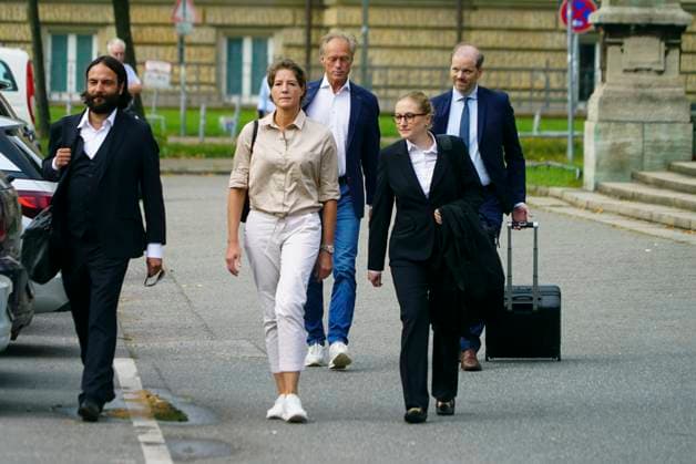 News Bilder des Tages Gerhard Delling TV Moderator mit Rechtsanwalt David Rieks Christina Block Unternehmerin mit ihren Verteidiger Ingo Bott und ihre neue Verteidigerin Paula Wlodarek auf dem Weg ins Strafjustizgebaeude zum 4.Verhandlungstag im Prozess um die angebliche Entfuehrung der Block Kinder Hamburg am 15.August 2025 Hamburg Deutschland *** Gerhard Delling TV presenter with lawyer David Rieks Christina Block entrepreneur with her defense lawyer Ingo Bott and her new defense lawyer Paula Wlodarek on the way to the criminal justice building for the 4th day of the trial in the trial for the alleged abduction of the Block children Hamburg on August 15, 2025 Hamburg Germany
