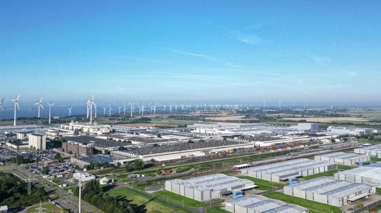Volkswagen liefert 1,5-millionsten ID aus. Blick auf das Volkswagenwerk in Emden. Volkswagen hat das 1,5-millionste Elektroauto der ID-Serie in Emden ausgeliefert. Niedersachsens Ministerpräsident Olaf Lies überreichte den Schlüssel zusammen mit Martin Sander und Kai Grünitz an ein Unternehmen aus Vechta. Emden Niedersachsen Deutschland *** Volkswagen delivers 1.5 millionth ID View of the Volkswagen plant in Emden Volkswagen has delivered the 1.5 millionth electric car of the ID series in Emden Lower Saxonys Minister President Olaf Lies handed over the key together with Martin Sander and Kai Grünitz to a company from Vechta Emden Lower Saxony Germany Copyright: xdiebildwerftx