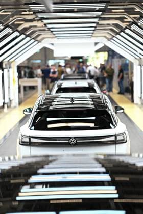 Volkswagen liefert 1,5-millionsten ID aus. Blick auf die ID Produktion in Emden. Volkswagen hat das 1,5-millionste Elektroauto der ID-Serie in Emden ausgeliefert. Niedersachsens Ministerpräsident Olaf Lies überreichte den Schlüssel zusammen mit Martin Sander und Kai Grünitz an ein Unternehmen aus Vechta. Emden Niedersachsen Deutschland *** Volkswagen delivers 1.5 millionth ID View of ID production in Emden Volkswagen has delivered the 1.5 millionth electric car from the ID series in Emden Lower Saxonys Minister President Olaf Lies handed over the key together with Martin Sander and Kai Grünitz to a company from Vechta Emden Lower Saxony Germany Copyright: xdiebildwerftx