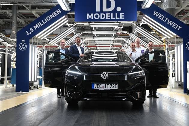News Bilder des Tages Volkswagen liefert 1,5-millionsten ID aus. Kai Grünitz (li-re.), Vorstand für Technische Entwicklung, und Ministerpräsident Olaf Lies ,Robert Müller vom Ingenieurbüro Tegeler, Geschäftsführer Jörg Tegeler vom Ingenieurbüro Tegeler und Volkswagen Vorstand Martin Sander (Vertrieb, Marketing und After Sales) stehen am ID.7. Volkswagen hat das 1,5-millionste Elektroauto der ID-Serie in Emden ausgeliefert. Niedersachsens Ministerpräsident Olaf Lies überreichte den Schlüssel zusammen mit Martin Sander und Kai Grünitz an ein Unternehmen aus Vechta. Emden Niedersachsen Deutschland *** Volkswagen delivers 1.5 millionth ID Kai Grünitz left right , Board Member for Technical Development, and Minister President Olaf Lies ,Robert Müller f Copyright: xdiebildwerftx
