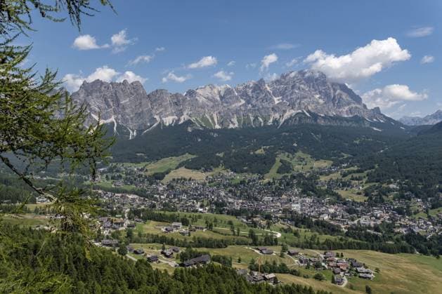 Panorama von Cortina d Ampezzo vor den Dolomiten Panorama of Cortina d Ampezzo in front of the Dolomites Copyright: imageBROKER MichaelxClaushallman ibxmcl14614818.jpg