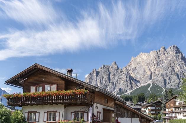 Traditionelles Chalet mit Blumenschmuck in Cortina d Ampezzo Traditional chalet with floral decorations in Cortina d Ampezzo Copyright: imageBROKER MichaelxClaushallman ibxmcl14614826.jpg