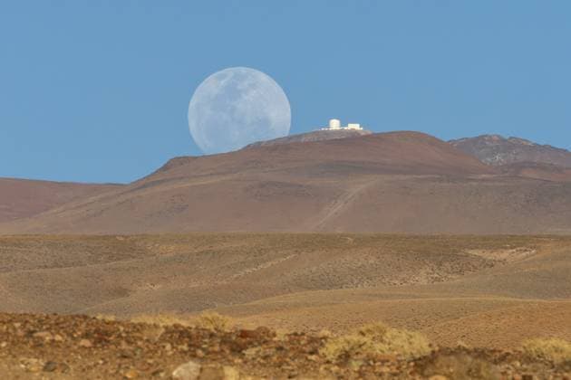 Ein Observatorium auf einem Berg neben dem aufgehendem Vollmond, San Pedro de Atacama, San Pedro de Atacama, Región de Antofagasta, Chile An observatory on a mountain next to the rising full moon, San Pedro de Atacama, San Pedro de Atacama, Región de Antofagasta, Chile Copyright: imageBROKER StefanxNehls ibxpoj14592552.jpg