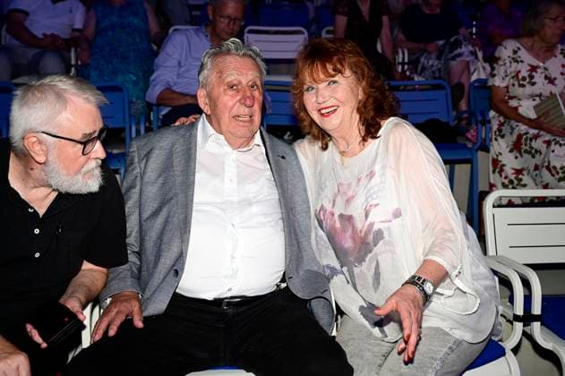 Regina Thoss und Egon Krenz bei der Premiere des Theaterstücks Maxe Baumann - Ferien ohne Ende während der Beelitzer Festspiele 2025 auf der Freilichtbühne. Beelitz, 14.08.2025 *** Regina Thoss and Egon Krenz at the premiere of the play Maxe Baumann Ferien ohne Ende during the Beelitz Festival 2025 on the open-air stage in Beelitz, 14 08 2025 Foto:xM.xWehnertx xFuturexImagex baumann_5920