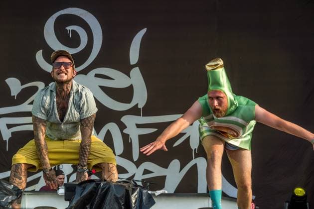 Entertainment Bilder des Tages Erster Tag des Highfield Festival 2025 am Störmthaler See in Großpösna, Sachsen. Das beliebte Open-Air-Musikfestival lockt tausende Besucher mit Live-Musik, Sommerflair und dem markanten Riesenrad, das in diesem Jahr von einem neuen Betreiber betrieben wird, nachdem das Riesenrad im Vorjahr durch einen Brand beschädigt wurde. Hier die deutsche Hip Hop Band 257er. Highfield 2025,Tag1 *** First day of the Highfield Festival 2025 at Störmthaler See in Großpösna, Saxony The popular open-air music festival attracts thousands of visitors with live music, summer flair and the striking Ferris wheel, which is being operated by a new operator this year after the Ferris wheel was damaged by a fire last year Here the German hip hop band 257er Highf