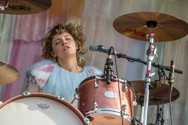Entertainment Bilder des Tages Erster Tag des Highfield Festival 2025 am Störmthaler See in Großpösna, Sachsen. Das beliebte Open-Air-Musikfestival lockt tausende Besucher mit Live-Musik, Sommerflair und dem markanten Riesenrad, das in diesem Jahr von einem neuen Betreiber betrieben wird, nachdem das Riesenrad im Vorjahr durch einen Brand beschädigt wurde. Hier die chemnitzer Pop Band Blond (Nina Kummer, Lotta Kummer ,Johann Bonitz) Highfield 2025,Tag1 *** First day of the Highfield Festival 2025 at Störmthaler See in Großpösna, Saxony The popular open-air music festival attracts thousands of visitors with live music, summer flair and the striking Ferris wheel, which is being operated by a new operator this year after the Ferris wheel was damaged by a fire last year