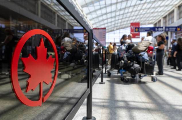 August 15, 2025, Dorval, Pq, CANADA: Travellers arrive at the Air Canada counter in Montreal-Pierre Elliott Trudeau International Airport in Dorval, Que., Friday, Aug. 15, 2025. Dorval CANADA  - ZUMAc35_ 20250815_zaf_c35_043 Copyright: xChristinnexMuschix