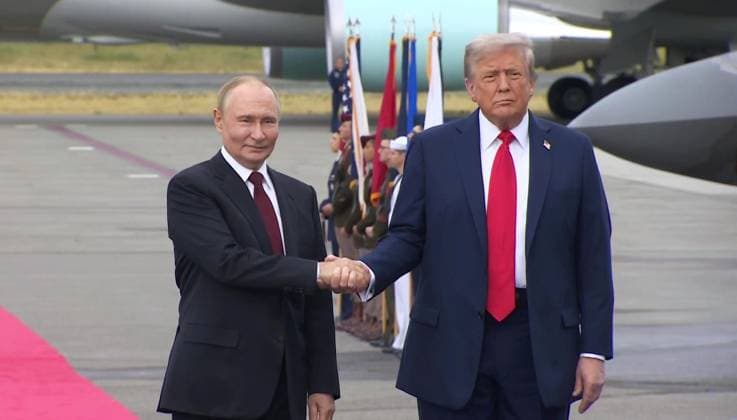 US Russia Summit Putin Arrival 8981918 15.08.2025 U.S. President Donald Trump greets Russian President Vladimir Putin on the tarmac after they arrived to attend a meeting at Joint Base Elmendorf-Richardson in Anchorage, Alaska, the United States. Sputnik Alaska USA  Copyright: xx