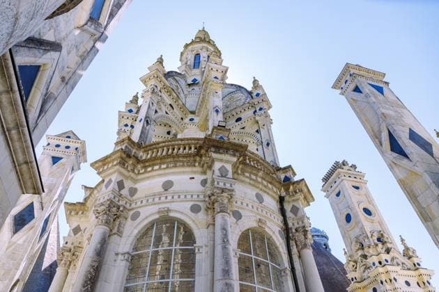 Schloss Chambord (Chateau de Chambord), oberer Abschluss der doppelläufigen Wendeltreppe mit Türmchen, Kaminen und üppigem Dekor, Blick von der Dachterrasse, in Chambord, Tal der Loire, Loir-et-Cher, Frankreich *** Castle Chambord Chateau de Chambord , Oberer Closing the doppelläufigen Spiral staircase with Turret, Fireplaces and lush Décor, View from the Roof terrace, in Chambord, Valley the Loire, Loir Et Cher, France