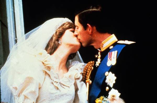 Prince Charles, Prince of Wales and Diana, Princess of Wales kiss on the balcony of Buckingham Palace following their wedding on 29 July 1981. Photo: Anwar Hussein WENN 3256107.jpg