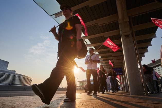August 16, 2025, Toronto, On, Canada: Air Canada flight attendants picket at Pearson International Airport in Toronto on Saturday, Aug. 16, 2025. Toronto Canada  - ZUMAc35_ 20250816_zaf_c35_004 Copyright: xSammyxKoganx