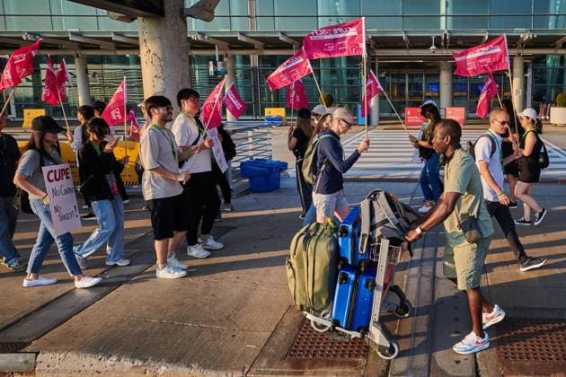 August 16, 2025, Toronto, On, Canada: Travellers pass Air Canada flight attendants on strike at Pearson International Airport in Toronto on Saturday, Aug. 16, 2025. Toronto Canada  - ZUMAc35_ 20250816_zaf_c35_005 Copyright: xSammyxKoganx