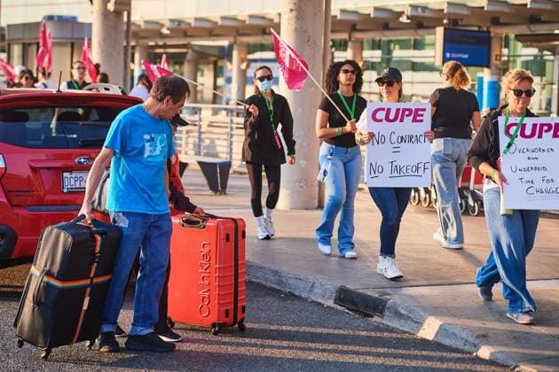August 16, 2025, Toronto, On, Canada: Travellers pass Air Canada flight attendants on strike at Pearson International Airport in Toronto on Saturday, Aug. 16, 2025. Toronto Canada  - ZUMAc35_ 20250816_zaf_c35_007 Copyright: xSammyxKoganx