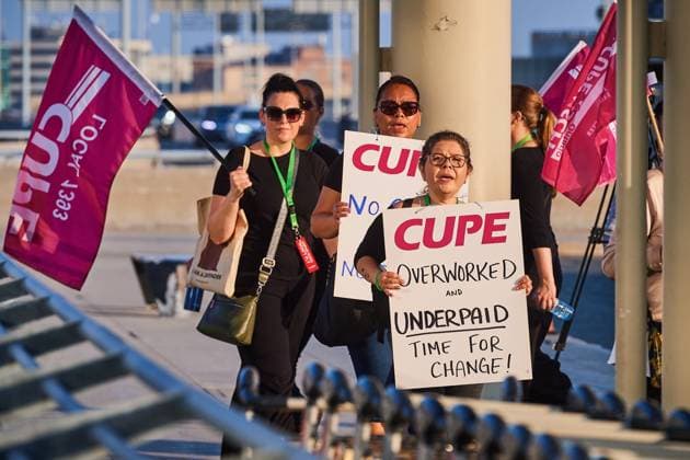 August 16, 2025, Toronto, On, Canada: Air Canada flight attendants picket at Pearson International Airport in Toronto on Saturday, Aug. 16, 2025. Toronto Canada  - ZUMAc35_ 20250816_zaf_c35_012 Copyright: xSammyxKoganx