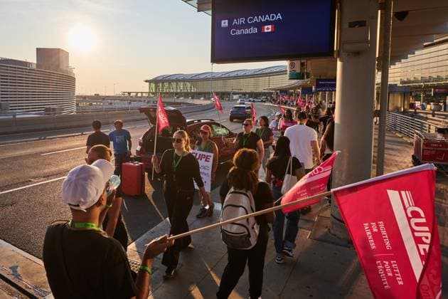 August 16, 2025, Toronto, On, Canada: Air Canada flight attendants on strike picket at Pearson International Airport in Toronto on Saturday, Aug. 16, 2025. Toronto Canada  - ZUMAc35_ 20250816_zaf_c35_021 Copyright: xSammyxKoganx