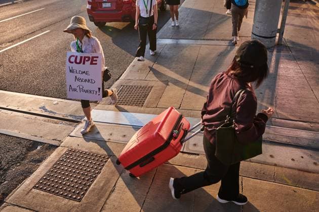 August 16, 2025, Toronto, On, Canada: Travellers pass Air Canada flight attendants on strike at Pearson International Airport in Toronto on Saturday, Aug. 16, 2025. Toronto Canada  - ZUMAc35_ 20250816_zaf_c35_024 Copyright: xSammyxKoganx
