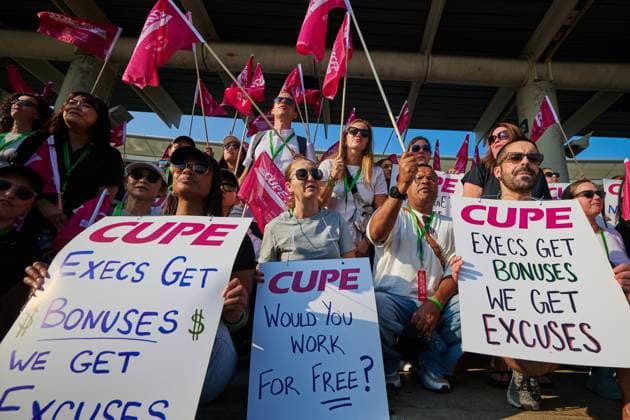 August 16, 2025, Toronto, On, Canada: Air Canada flight attendants picket at Pearson International Airport in Toronto on Saturday, Aug. 16, 2025. Toronto Canada  - ZUMAc35_ 20250816_zaf_c35_031 Copyright: xSammyxKoganx