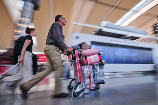 August 16, 2025, Toronto, On, Canada: Travellers rush towards the Air Canada departure gates as flight attendants strike at Pearson International Airport in Toronto on Saturday, Aug. 16, 2025. Toronto Canada  - ZUMAc35_ 20250816_zaf_c35_032 Copyright: xSammyxKoganx