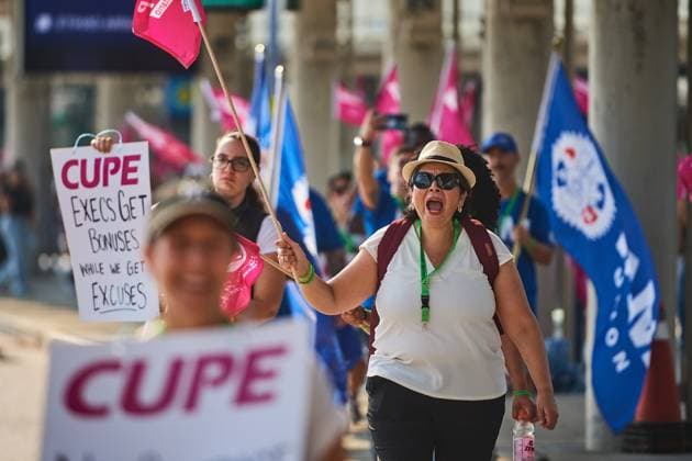 August 16, 2025, Toronto, On, Canada: Air Canada flight attendants picket at Pearson International Airport in Toronto on Saturday, Aug. 16, 2025. Toronto Canada  - ZUMAc35_ 20250816_zaf_c35_037 Copyright: xSammyxKoganx
