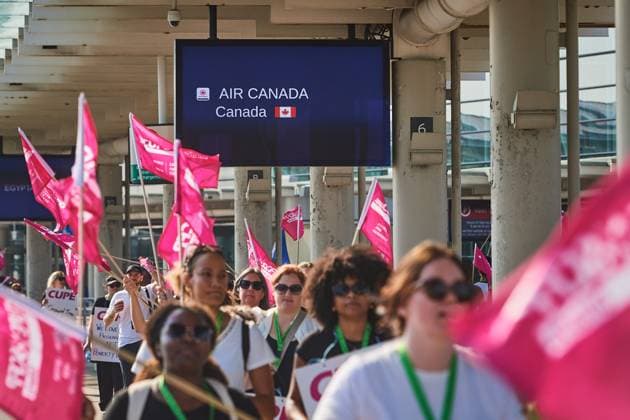 August 16, 2025, Toronto, On, Canada: Air Canada flight attendants picket at Pearson International Airport in Toronto on Saturday, Aug. 16, 2025. Toronto Canada  - ZUMAc35_ 20250816_zaf_c35_038 Copyright: xSammyxKoganx