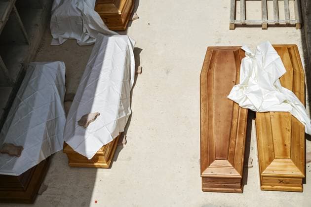 Coffins of shipwreck victims laying in Lampedusa cemetery PORTO EMPEDOCLE, ITALY - AUGUST 15: Coffins containing the bodies of migrants who died in the August 13 shipwreck off Lampedusa are seen on the ground of the new part of the cemetery in Porto Empedocle, Italy, on August 15, 2025. Valeria Ferraro Anadolu Porto Empedocle Italy. Editorial use only. Please get in touch for any other usage.  Copyright: x2025xAnadoluxValeriaxFerrarox