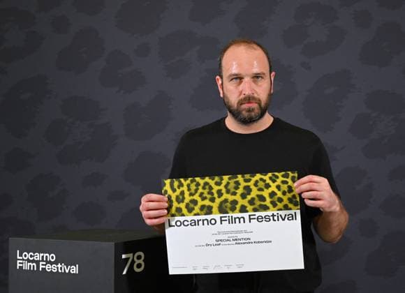 Locarno Film Festival - Award Ceremony Photocall Alexandre Koberidze posing with the Pardo d Oro Award during the 78th Locarno Film Festival on August 16, 2025 in Locarno, Switzerland. Photo by Nick Zonna IPA ABACAPRESS.COM Locarno Switzerland  Copyright: xZonnaxNick IPA ABACAx