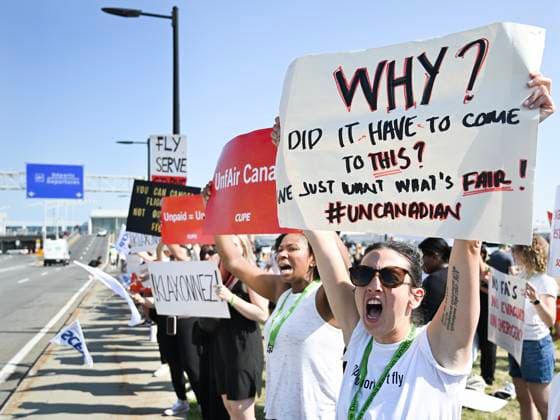 August 16, 2025, Montreal, Pq, Canada: Air Canada flight attendants strike outside MontrealöÄÃ¬Trudeau International Airport in Montreal, Saturday, Aug. 16, 2025. Montreal Canada  - ZUMAc35_ 20250816_zaf_c35_045 Copyright: xGrahamxHughesx