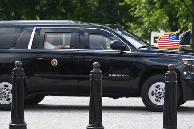 United States President Donald J. Trump Departs The White House En-Route Trump National Golf Club United States President Donald J. Trump waves to a crowd outside the White House from his SUV as he leaves the White House in Washington, D.C., United States, on August 16, 2025. President Donald Trump travels to Trump National Golf Club in Sterling, Va. Crowds gather outside the White House to witness the President leaving. Washington DC United States  Copyright: xKylexMazzax originalFilename: mazza-notitle250816_npuL2.jpg