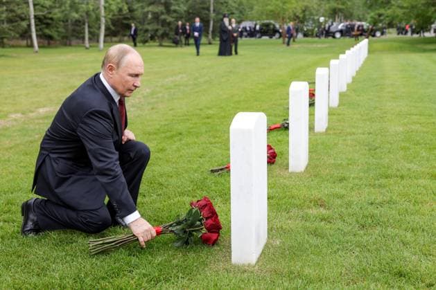 August 15, 2025 Joint Base Elmendorf-Richardson, Alaska, USA: VLADIMIR PUTIN, President of Russia, lays flowers at the graves of WWII Soviet fighter pilots at Fort Richardson National Cemetery. USA  - ZUMAt113 20250816_zaa_t113_061 Copyright: xGavriilxGrigorovx