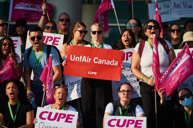 August 16, 2025, Toronto, On, Canada: Air Canada flight attendants picket at Pearson International Airport in Toronto on Saturday, Aug. 16, 2025. Toronto Canada  - ZUMAc35_ 20250816_zaf_c35_033 Copyright: xSammyxKoganx