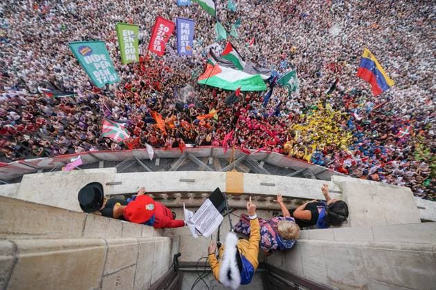 Bilbaos Big Week 2025 begins Hundreds of people during the beginning of Bilbaos Big Week 2025, in the center of the city, on August 16, 2025, in Bilbao, Vizcaya, Basque Country Spain The Bilboko Aste Nagusia is the main festival of Bilbao, The beginning of the festivities is marked by the reading of the proclamation and the launching of the txupin rocket by the txupinera (a kind of rocket), fictitious character whose name means lady of the festivities, who will preside over the citys festivities until she is burned on the last day 16 AUGUST 2025 BILBOKO ASTE NAGUSIA BILBO FIESTA ASTE NAGUSIA SEMANA GRANDE EUSKADI FIESTA In Bilbao, Vizcaya Basque Country Bilbao, Vizcaya Basque Country Spain  Copyright: xInakixBerasalucex 6903687