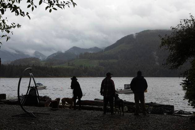 August 16, 2025, Port Alberni, Bc, CAN: People look from the shoreline of the Alberni Inlet towards Underwood Mountain where a wildfire continues to burn from across Macktush Creek Campsite south of Port Alberni, B.C., on Saturday, August 16, 2025. Port Alberni CAN  - ZUMAc35_ 20250816_zaf_c35_135 Copyright: xChadxHipolitox