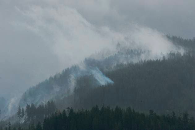 August 16, 2025, Port Alberni, Bc, CAN: Rain and smoke from the Underwood Mountain wildfire can be seen from across the Alberni Inlet at the Macktush Creek Campsite south of Port Alberni, B.C., on Saturday, August 16, 2025. Port Alberni CAN  - ZUMAc35_ 20250816_zaf_c35_144 Copyright: xChadxHipolitox