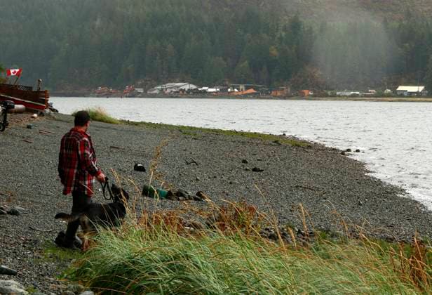 August 16, 2025, Port Alberni, Bc, CAN: Franklin Forest Products can be seen in the background as millworker Kayne Osland looks across the Alberni Inlet with his dog Meara towards the Underwood Mountain wildfire while camping at the Macktush Creek Campsite off Canal Main Rd. south of Port Alberni, B.C., on Saturday, August 16, 2025. Port Alberni CAN  - ZUMAc35_ 20250816_zaf_c35_146 Copyright: xChadxHipolitox