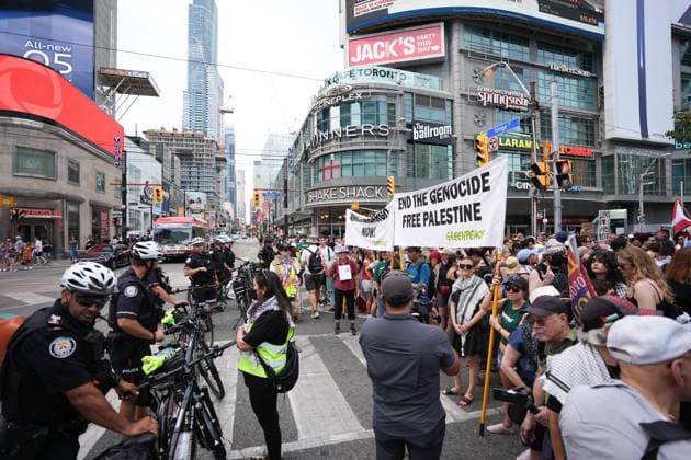 Pro-Palestinian protest in Toronto TORONTO, CANADA - AUGUST 16 : Hundreds of people gather at at Yonge and Dundas Square in downtown Toronto to protest the killing of journalists in Palestine by Israeli forces and to call for an end to the starvation in Gaza on August 16, 2025 in Ontario, Canada. Mert Alper Dervis Anadolu Ontario Canada. Editorial use only. Please get in touch for any other usage.  Copyright: x2025xAnadoluxMertxAlperxDervisx