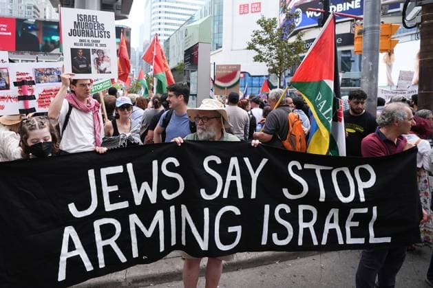 Pro-Palestinian protest in Toronto TORONTO, CANADA - AUGUST 16 : Hundreds of people gather at at Yonge and Dundas Square in downtown Toronto to protest the killing of journalists in Palestine by Israeli forces and to call for an end to the starvation in Gaza on August 16, 2025 in Ontario, Canada. Mert Alper Dervis Anadolu Ontario Canada. Editorial use only. Please get in touch for any other usage.  Copyright: x2025xAnadoluxMertxAlperxDervisx