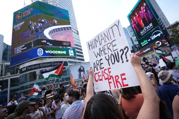 Pro-Palestinian protest in Toronto TORONTO, CANADA - AUGUST 16 : Hundreds of people gather at at Yonge and Dundas Square in downtown Toronto to protest the killing of journalists in Palestine by Israeli forces and to call for an end to the starvation in Gaza on August 16, 2025 in Ontario, Canada. Mert Alper Dervis Anadolu Ontario Canada. Editorial use only. Please get in touch for any other usage.  Copyright: x2025xAnadoluxMertxAlperxDervisx